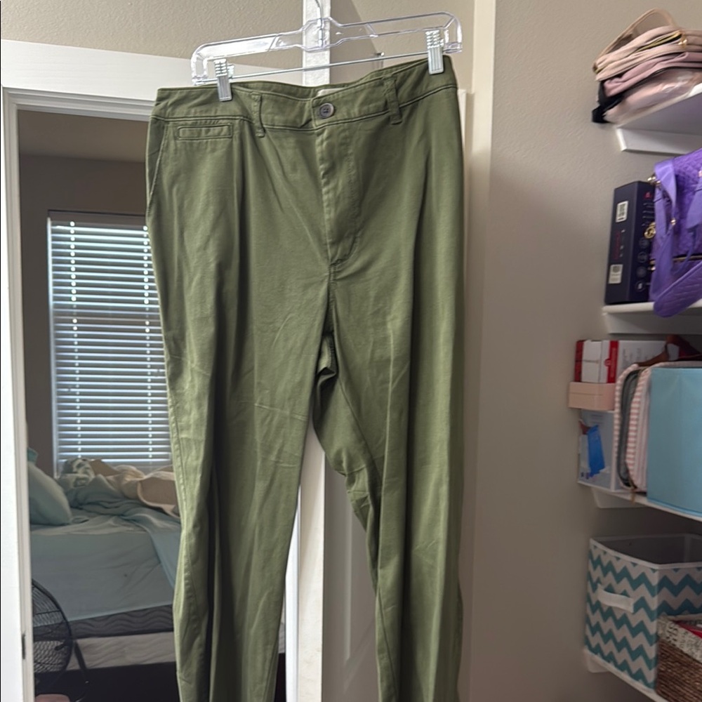 Universal Thread Green Cropped Pants with Straight Leg Design